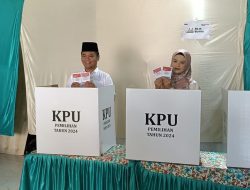 Cabup Tegal H Ischak Jalan Kaki Nyoblos di TPS 06 Kalisapu