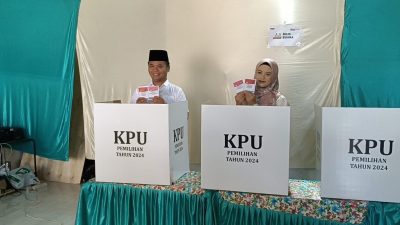 Cabup Tegal H Ischak Jalan Kaki Nyoblos di TPS 06 Kalisapu