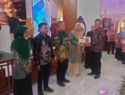 Pj Wali Kota Tegal Berikan Anugerah CSR Award Tegal 2024