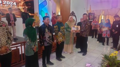 Pj Wali Kota Tegal Berikan Anugerah CSR Award Tegal 2024