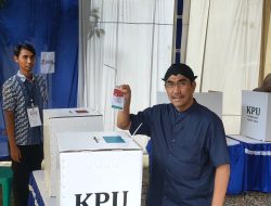 Akhmad Satori Nyoblos di TPS 17 Kejambon
