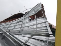 Hujan Disertai Angin Kencang Terbangkan Atap MDA Al-Muttaqin Kupu