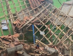 Hujan dan Angin Kencang Sebabkan Dua Ruang Kelas di SDN Cikuning 3 Ambruk