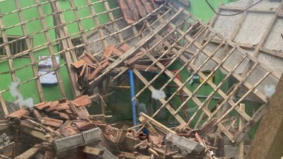 Hujan dan Angin Kencang Sebabkan Dua Ruang Kelas di SDN Cikuning 3 Ambruk