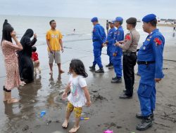 Ombak Masih Tak Bersahabat, Pengamanan Wisata Pantai Diperketat