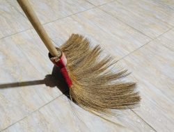 Mitos Nyapu Malam Hari Bisa Membuang Rezeki