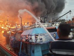 10 Mobil Pemadam Dikerahkan untuk Padamkan Kebakaran Kapal di Pelabuhan Pelindo