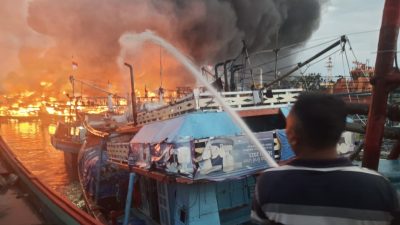 10 Mobil Pemadam Dikerahkan untuk Padamkan Kebakaran Kapal di Pelabuhan Pelindo