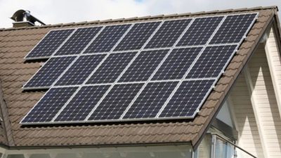 Mitos Tangkal Hujan Dengan Lempar Celana Dalam di Atas Genting