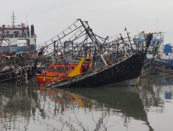 Petugas Lakukan Proses Pendinginan Kebakaran Kapal