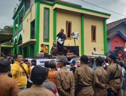 Ratusan Warga Desa Kedungoleng Brebes Demo Tuntut Transparansi Dana Desa