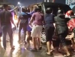 Minibus Terperosok di Perlintasan Kereta Tirus