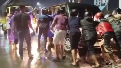 Minibus Terperosok di Perlintasan Kereta Tirus