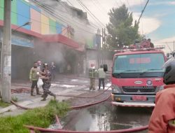 Happy Karaoke Terbakar, Petugas Masih Berjibaku Padamkan Api