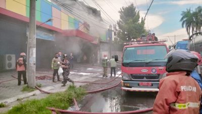 Happy Karaoke Terbakar, Petugas Masih Berjibaku Padamkan Api