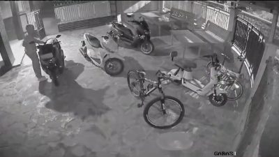 Terekam CCTV, Motor Dinas Kades Kalijurang Brebes Nyaris Dibawa Kabur Maling