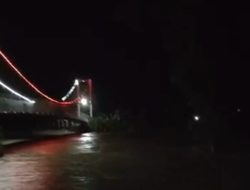 Banjir Nyaris Menyentuh Lantai, Jembatan Gantung Merah Putih Sungai Kumisik Wanasari Ditutup Sementara