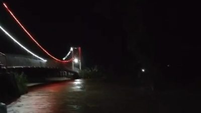 Banjir Nyaris Menyentuh Lantai, Jembatan Gantung Merah Putih Sungai Kumisik Wanasari Ditutup Sementara