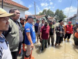 Bupati dan Wakil Bupati Tegal Terpilih Basah-Basan Cek Kondisi Banjir Sidakato