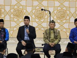 Dua Guru Besar UGM Beri Motivasi Santri Tazakka
