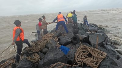 Akibat Pendangkalan dan Cuaca Buruk Kapal Nelayan Asemdoyong Tenggelam
