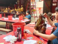 Jelang Imlek, 120 Rupang Kelenteng Tak Hay Kiong Dimandikan