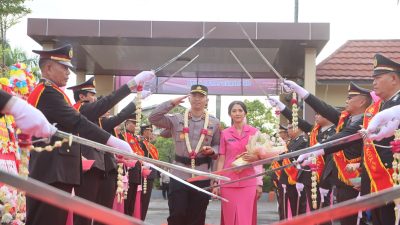 AKBP Putu Disambut Tradisi Pedang Pora