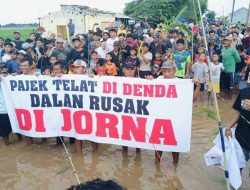 Unik, Demo Jalan Rusak di Pagerbarang Pancing Lele di Kubangan Air
