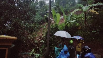 Hujan Lebat di Salem Brebes, Dua Rumah Rusak Tertimpa Longsor
