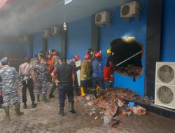 Petugas Jebol Dinding Happy Karaoke untuk Memudahkan Proses Pemadaman