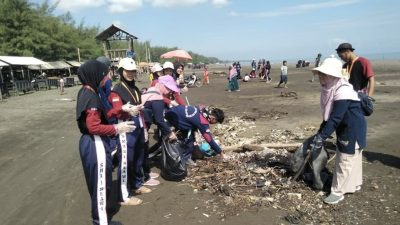 Puluhan Siswa SMA 1 Slawi Bersih- Bersih Sampah di Pantai Larangan