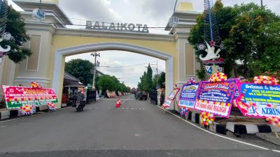 Balai Kota Tegal Dikepung Karangan Bunga