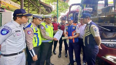 Banyak Jalan Licin Diguyur Hujan, Petugas Gabungan Periksa Kondisi Bus