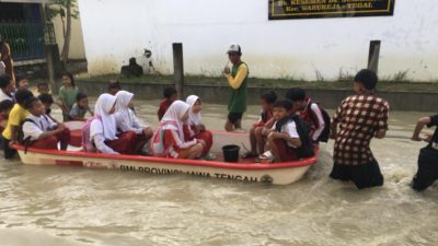 Banjir, Siswa Naik Perahu Fiber PMI ke Sekolah