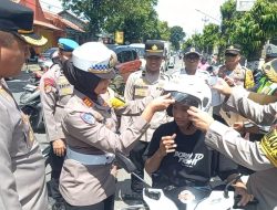Aksi Simpatik Operasi Keselamatan, Kapolres Tegal Bagikan Sayur Hingga Helm Gratis