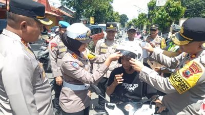 Aksi Simpatik Operasi Keselamatan, Kapolres Tegal Bagikan Sayur Hingga Helm Gratis