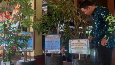 Ratusan Karangan Bunga Kertas dan Tanaman Hidup Berjejer di Empat Penjuru Pendapa Amangkurat, Ucapan Selamat Untuk Bupati dan Wakil Bupati Tegal