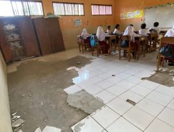 Miris! SDN Karangpari 02 di Brebes Rusak Parah, Siswa Terpaksa Belajar di Kelas Miring