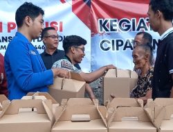 Jelang Ramadan, Mahasiswa dan Polisi Bagikan Sembako Untuk Warga di Bantaran Sungai