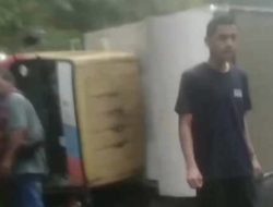 Truk Box Pengangkut Ayam Terbalik di Jalan Leter S Arah Guci Tegal