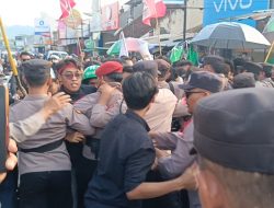 Demo Mahasiswa Tolak UU TNI di Bumiayu Memanas, Saling Dorong dengan Aparat di Sejumlah Titik