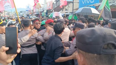 Demo Mahasiswa Tolak UU TNI di Bumiayu Memanas, Saling Dorong dengan Aparat di Sejumlah Titik