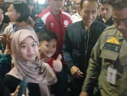 Kunjungi Ngarsopuro, Jokowi Dikrubuti Masyarakat