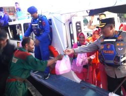 Naik Kapal Satpolairud, Kapolres Tegal dan Ketua Bhayangkari Berbagi Takjil di Tengah Laut