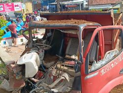 Dump Truck Tabrak Angkudes di Paguyangan, 9 Orang Luka-Luka