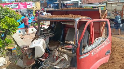 Dump Truck Tabrak Angkudes di Paguyangan, 9 Orang Luka-Luka
