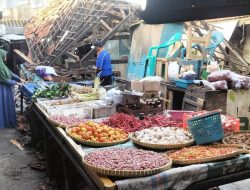 Atap Pasar Jatibarang Ambruk, Lapak Pedagang Dipindah ke Tempat Darurat