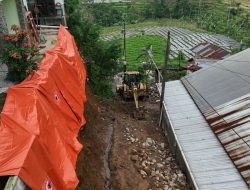 Talud Rumah Setinggi 8 Meter Longsor, Bupati Ischak Gercep Kirimkan Alat Berat ke Lokasi