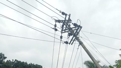 Tiang Listrik di Tonjong Brebes Nyaris Roboh Gegara Galian, Lalu Lintas Buka Tutup