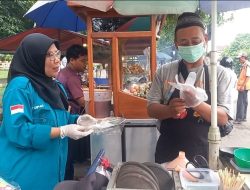 Dinkes Cek Takjil dan Bagikan APD Kepada Pedagang Pangan Siap Saji